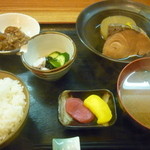 おんじき家ふうど - 日替り定食（ぶり大根、ご飯、漬物、蛸と胡瓜の酢の物、煮物、味噌汁）