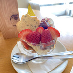 木更津のカフェ marone - 苺と桜のパフェ
