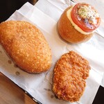ベルフラン - 揚げ物が食べたい私のセレクト。牛肉ゴロッとカレーパン205円、カプリ313円﻿、ベルチキ194円。カレーは赤ワインと香辛料に一晩漬け込まれた牛肉が角切りで入っていました♪揚げパンサックサク！