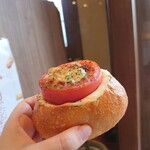 ベルフラン - カプリ313円✨フランスパンの生地にマヨネーズ、バジル、オリーブ、チーズが入ったカプレーゼ的なイタリアンパン！贅沢なスライストマトが後乗せ＆炙られてとってもジューシー♪コレ気に入りました。