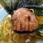 ラーメン 奥津家 - 味のしっかり染みたホロホロ煮豚はちょっと端っこでした。