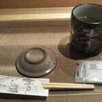 寿し芳 - お箸、おしぼり、お茶、お皿