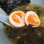 ラーメン 奥津家 - 味玉はちょっと硬めでしたが安定の美味さです。