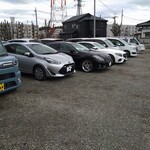 ラーメン 奥津家 - 手前6台が駐車可ですが争奪戦は必至です。