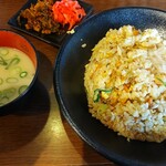 長浜わっしょい - チャーハン（大盛）、スープ（とんこつスープ）、備え付けの辛子高菜と紅生姜