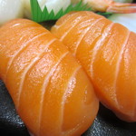 浪花寿司 活 貫太郎 - こちら真ん丸サーモン。