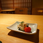 京都豆八 - 丹波黒豆とリンゴの白和え。トマトのお浸し