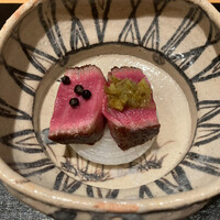 御料理 まつ山 - 【写真⑪】のざき牛・塩漬け胡椒・ハラペーニョのピクルス・新玉ねぎ・蕗の薹の味噌