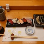 Hatsuzushi - ○お寿司、茶碗蒸し
                      鮪、鯛、子持ち昆布、海老、いくら、カンパチ、鉄火✕4