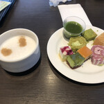 カフェ ラベンダー - カプチーノにデザート色々ありました。