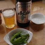 とり彦 - ビール大瓶 枝豆はサービスっぽい