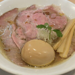 燃えよ麺助 - 味玉金色貝そば