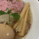 燃えよ麺助 - 味玉金色貝そば