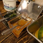 カキ酒場 北海道厚岸 - 生牡蠣への調味料