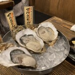 カキ酒場 北海道厚岸 日本橋本店 - マルえもん食べ比べ