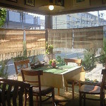 エマール - 店内には植物が多く、ハーブの鉢なんかもあります