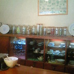 エマール - カウンターから。ハーブ茶の瓶が並べられています