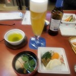 駿河屋 - ちよいと遅れて追加のビールと肝すいにお新香が