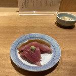 日本橋海鮮丼 つじ半 - 切り身です。2切れ食し、2切れは鯛出汁茶漬けへ