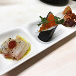 がばちょ - セット（アテ3品+ドリンク1杯/500円）　カルパッチョ・いぶりがっこ巻きとびっこのせ、タコキムチ♪