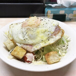 がばちょ - ベーコンエッグのシーザーサラダ（450円）
