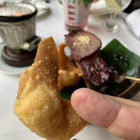 トレーダーヴィックス東京 - クラブラングーン（アメリカの中華料理店では定番のメニュー。揚げワンタンの中に蟹肉とチーズが入る）