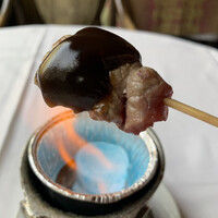 トレーダーヴィックス東京 - 甘いタレの掛けられた『串料理の牛肉の薄切り』、火入れ