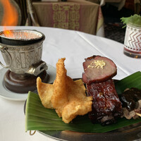 トレーダーヴィックス東京 - スペアリブ、エリンギのフリット、クラブラングーン（アメリカの中華料理店では定番のメニュー。揚げワンタンの中に蟹肉とチーズが入る）、肩ロース焼豚、甘いタレの掛けられた『串料理の牛肉の薄切り』