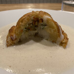 シャントレル - ホタテ貝のパイ包み焼き、白ワインソース