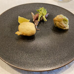 シャントレル - 蛤の蕗のとうのベニエ、ホタルイカとセロリ