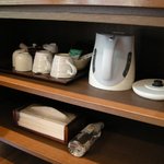 時の宿 すみれ - 室内の電気ポットやカップなど