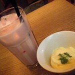cafe dubb コムサストア梅田店 - ラッシー（ストロベリー）//￥600とソフトアイス//￥120