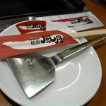 鶴橋風月 梅田お初天神通り店 - お好み焼きセット　箸、コテ、皿、手拭