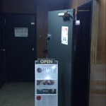 Deli＆Bar 秀 - ビルの1F　一番奥の右手です