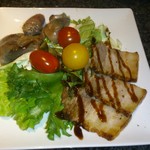 Deli＆Bar 秀 - リヨン風サラダ、豚バラを白ワインで蒸したものを焼いてからバルサミコソースをかけたもの、奥は鶏レバー