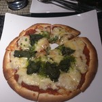 Deli＆Bar 秀 - ピザ・マルゲリータ、注文が通ってから手間暇かけて1枚づつ焼いてくださいます、そこらのピザ専門店以上のおいしさですょ