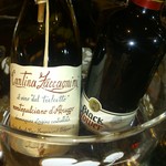 Deli＆Bar 秀 - 左がイタリアの赤、軽やかなルビー色のワイン、右手はドイツのピノノワールでやや甘口、本日のグラスワインは数種類用意されていてどれも1杯=\500均一です