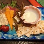 欅屋 びくら - チーズと生ハムの盛り合わせ　980円