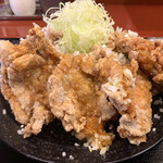 Chuukashokudou Yoshidaya - 「スペシャル」には油淋鶏の大きな唐揚げが5個の大ボリューム！