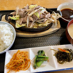 Ohotsuku Dainingu Gimboshi - ジンギスカン定食   タレが別皿だなんて気が利いてるね！これで900円はお値打ち♪