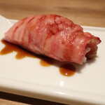 Yakiniku Baru Kesera Senara - 炙り和牛赤身の握り３種盛り（トモサンカク）