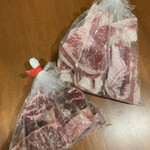 焼肉牧場 - 並カルビと上カルビ