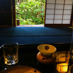 瓢亭 本店 - ✽ 昼でも実際はこのぐらいの仄暗さ。昔は和蝋燭でしたが、現代の照明でも趣きがある造りに仕上げられています。戸の隙間から覗く明かり（緑）も、また風情です。盃の銅銭柄は庭の加藤清正が所持していた石碑から…