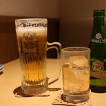 おたる政寿司 - 中ジョッキ(パーフェクトクラッシック)660円 待てずにヒトクチ呑んじゃったｗ＆ジンジャーエール330円(2022年3月)