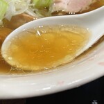 麺とおばんざいとお酒のお店 佳什 - 中華そば(塩)のスープ