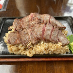 まーぼー - あか牛ガーリックライスダブル大盛り