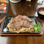 まーぼー - あか牛ガーリックライスダブル大盛り