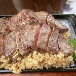 まーぼー - あか牛ガーリックライスダブル大盛り