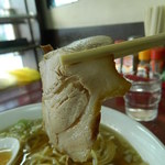 栄屋ミルクホール - ラーメンに入ってるチャーシュー