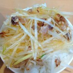 くるまやラーメン - 無料ライスにネギ車を乗せると「ネギ丼」の出来上がり、これが超旨い!